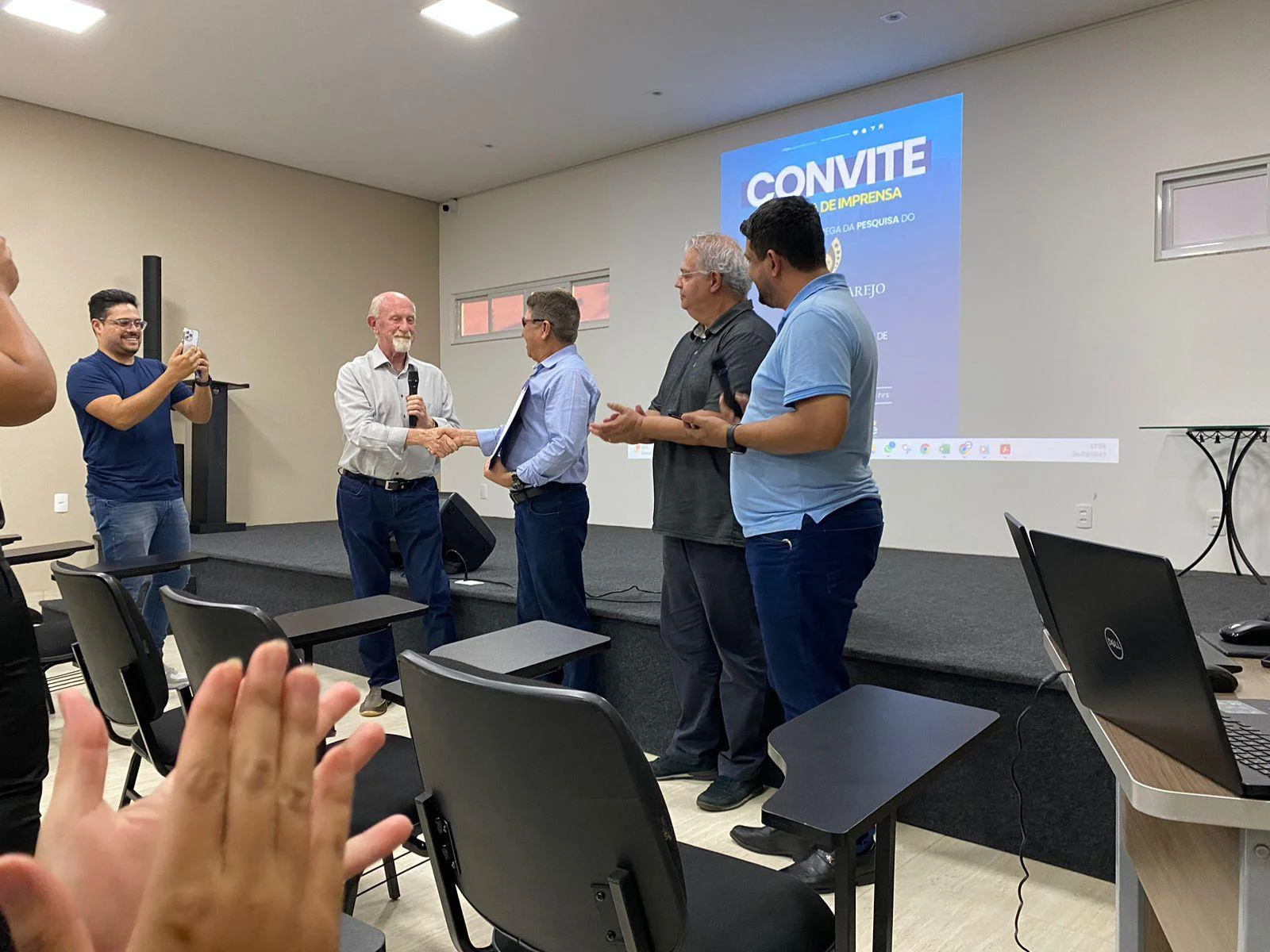 Cerimônia formaliza entrega da pesquisa Oscar do Varejo para a CDL Lucas Cerimônia formaliza entrega da pesquisa Oscar do Varejo para a CDL Lucas