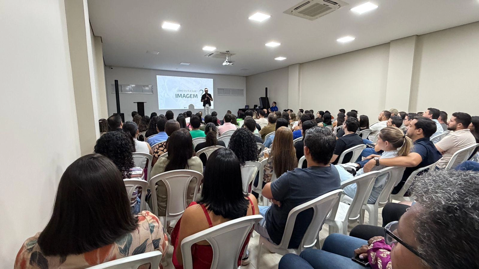 Atendimento que vende: CDL Lucas promove palestra-show e mobiliza comércio para nova fase de campanhas Atendimento que vende: CDL Lucas promove palestra-show e mobiliza comércio para nova fase de campanhas